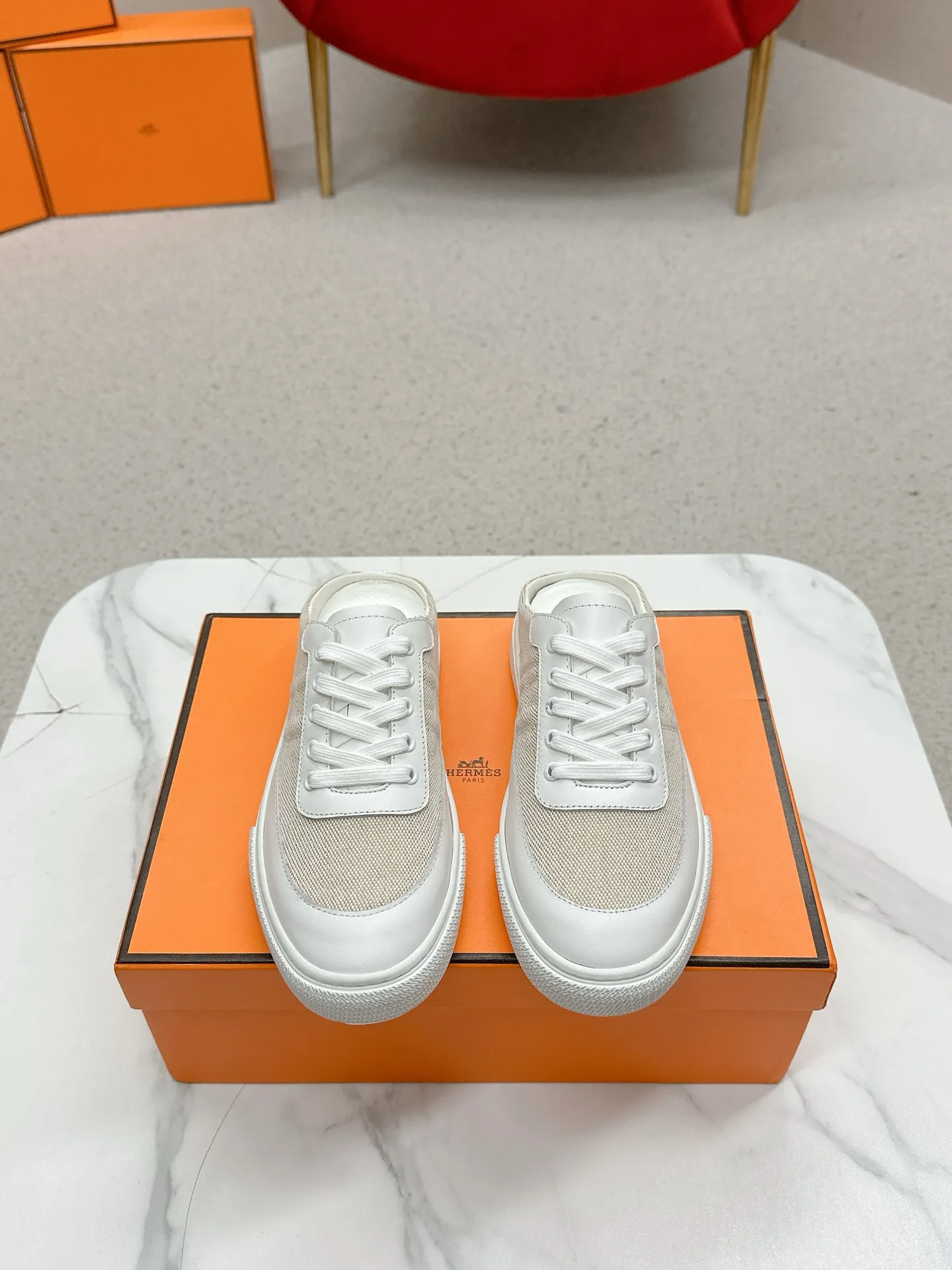 👟👟Ex-factory price 580👟👟 Men's size +10 [HERMES] H-lace slip-on sneakers, sneakers with empty back, white shoes, casual slippers and half-drags. 👉The craftsmanship is exquisite, and new products are released at the counter at the same time. Every detail of the shoes is made with special care, which is quite eye-catching. The elegant splicing elements highlight the good temperament! 🔻Fashionable fly woven lace-up method adds a casual atmosphere and exquisite lines, which can better reflect the family-style design language and intersperse exquisite lines. ✨✨The upper is made of imported cow suede/imported canvas, the lining is made of imported mixed sheepskin, and the original custom-made rubber outsole. 🐎Size: 35-40 for women, 39-44 for men (41 for women, 45 for men, can be customized, non-refundable)